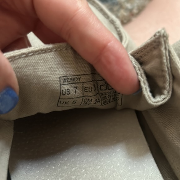 Beige colored hey dudes missing a little lace tab - Picture 2 of 7